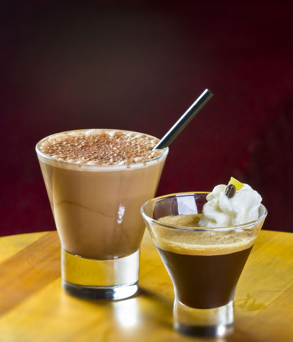 Dois copos com drinks preparados com café gelado