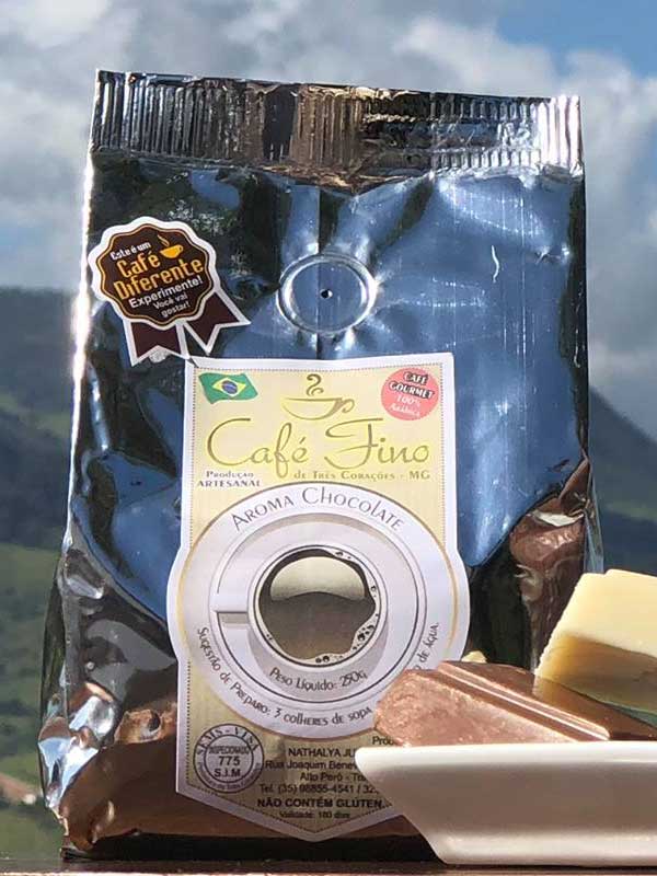 Pacote de café com aroma chocolate bebida mole e um prato com duas barras de chocolate