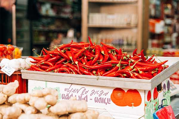 Tipos de pimenta malagueta vermelha em cima de uma bancada