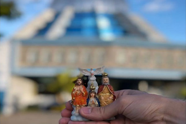 Escultura em resina do Pai Eterno representado pelo Pai, Filho e a Pomba do Espírito Santo