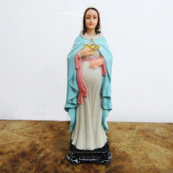 Escultura de resina de Nossa Senhora do Ó, também conhecida como Nossa Senhora Grávida, segurando a Pomba do Espírito Santo