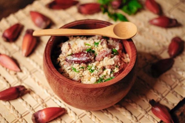 Cumbuca com farofa de pinhão para comidas de festa junina