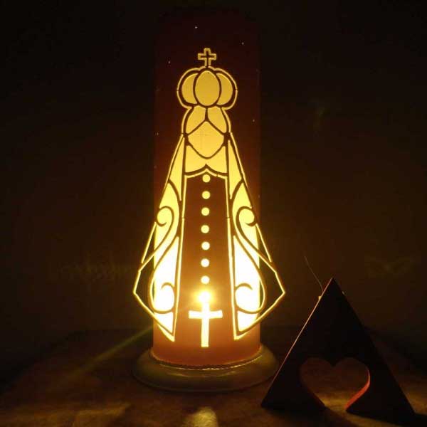 Luminária iluminada com a silhueta e o manto sagrado de Nossa Senhora Aparecida