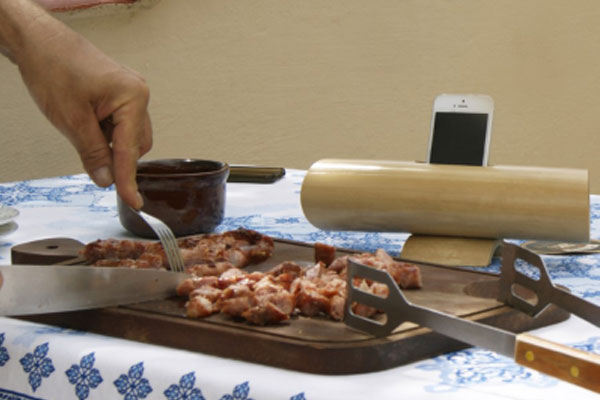 Amplificador de som para celular em uma mesa de churrasco