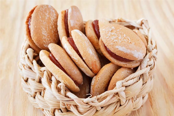 Cesta de biscoitinhos recheados com goiabada